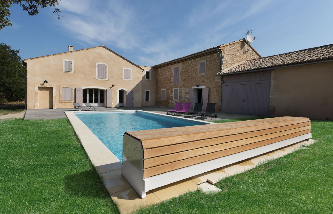 Volets roulants hors-sol pour piscine avec banc